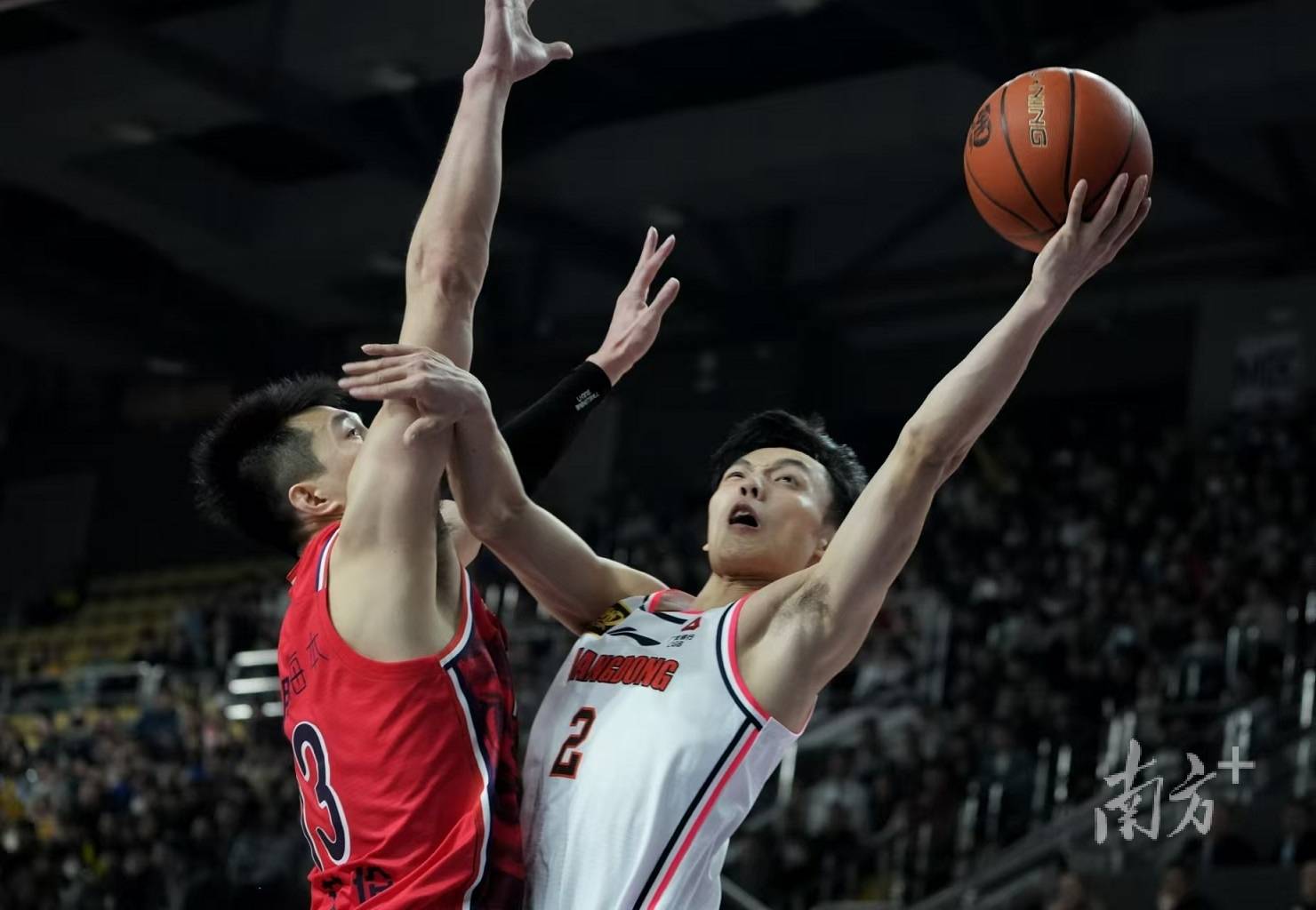 包含广州队逆转雷霆，王哲林状态火热的词条